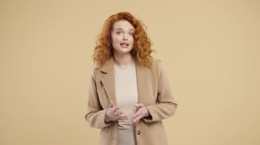 Muhteşem Amerikalı iş kadını evet işareti gösteriyor, başını sallıyor, onaylıyor. Olumlu gülümseyen kız, vücut dili. Doğru mükemmel seçim, harika bir anlaşma. Bej renkli stüdyo. Yüksek kalite 4k görüntü