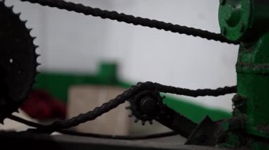 Metal zincirler geleneksel yağ değirmeni mekanizmasını hareket ettiriyor. Antika sistem ayçiçeği yağı çıkarma sürecine güç veriyor, tarihi mühendislik, el emeği, otantik tarım üretimi.