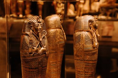 Kahire, Mısır - 5.02. 2026 yılı. Müze sergisinde oyulmuş hiyeroglifleri ve firavun figürleri olan eski Mısır lahit grubu. Cenaze eşyaları, arkeoloji, din ve antik kültür kavramı.