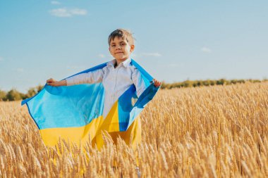 Ulusal Buğday Bayrağı Arkasında Mutlu Ukraynalı Vatansever Çocuk. Ukrayna, barış, bağımsızlık, özgürlük, savaşta zafer. Yüksek kalite fotoğraf