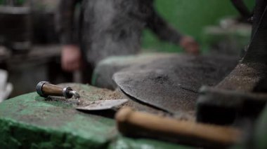 Ay çekirdeği kızartan adam. Ayçiçeği yağı üretmek için eski geleneksel teknikler. Isıtılmış çekirdekler mekanizmaya girer. Organik tarım, kırsal yaşam, geleneksel işçilik, gıda endüstrisi tarihi.