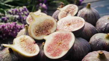 Çiçeklerle ve su damlalarıyla taze taze incir. Ficus Carica. Yan Görünüm. Sağlıklı Estetik Gıda Stili. Yüksek kalite 4k görüntü