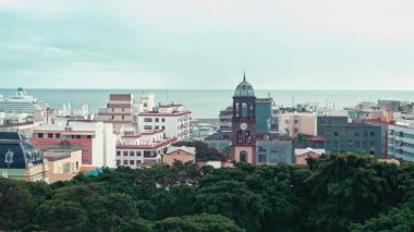 Atlantik Okyanusu 'na bakan Santa Cruz de Tenerife ve Adalet Divanı binası. Modern mimarisi, kıyı atmosferi ve panoramik silueti olan şehir manzarası.