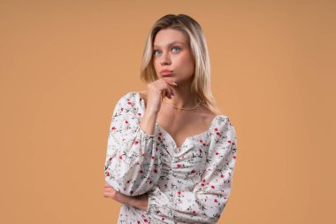 Bej arka planda 30 'lu yaşlarda güzel bir kadın olabilir. Akıllı kadın yukarı bakıyor, fırsat kolluyor. Meraklı kadın düşünüyor, çözüm planlıyor. Yüksek kalite fotoğraf