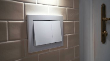 Fayanslı banyo duvarına çift sifon takılı tuş. Çağdaş temizlik teknolojisi, su tasarrufu konsepti, günlük hijyen rutini ve modern iç mimari ayrıntıları..