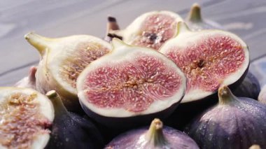 Çiçeklerle ve su damlalarıyla taze taze incir. Ficus Carica. Yan Görünüm. Sağlıklı Estetik Gıda Stili. Yüksek kalite 4k görüntü