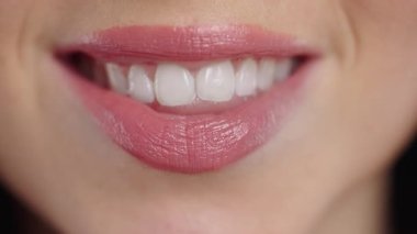 Macro, beyaz gülüşlü genç kadınların ağzına odaklanıyor. Doğal dudaklar ve kusursuz dişler. Temiz, taze, olumlu etki. Diş bakımı, güzellik, sağlık konsepti.