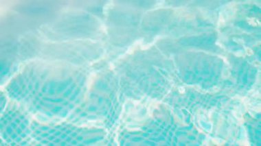 Temiz mavi su yüzeyi dokusu. Yüzme havuzu. Yaz tatili, su dinlendirici. Sakin bir arka plan, tatil köyü, turkuaz saf akış. Döngü. Yüksek kalite 4k görüntü