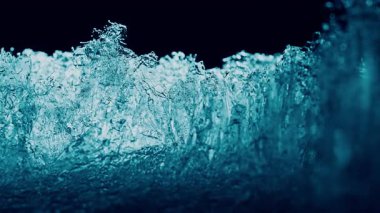 Dönen buz kütlesinin detaylı donmuş dokusu ile yakın çekimi. Soyut soğuk zemin, kış, iklim konsepti, soğutma teknolojisi, tazelik, enerji ve çevresel görsel