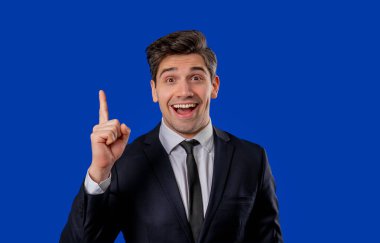 Dahi işadamı Eureka anı yaşıyor, mavi arka planı işaret ediyor. Zeki patron cevap veren adam ya da unuttuğu şeyi hatırladı, hafıza konseptini. Yüksek kalite