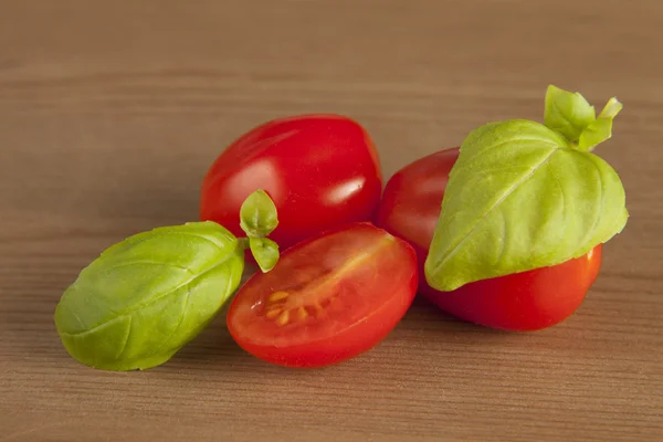 Cherry tomatoes and basil — Stock Photo, Image