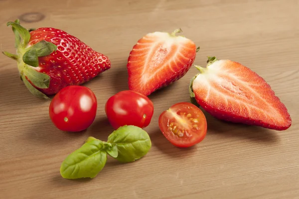 Kirschtomaten, Erdbeeren und Basilikum — Stockfoto