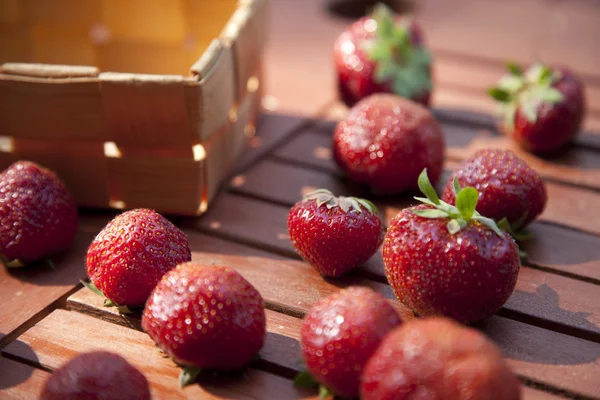 在木桌上的新鲜草莓 — 图库照片