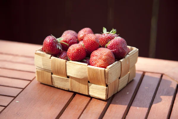 Frische Erdbeere im Korb auf Holztisch — Stockfoto