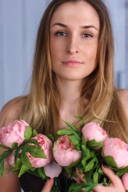 Güzel yakın çekim portre peonies ile genç bir kadın