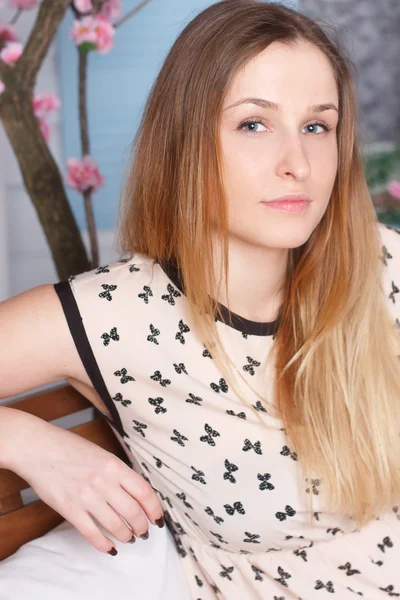 Bella ragazza con i capelli lunghi in giardino fiorito — Foto Stock