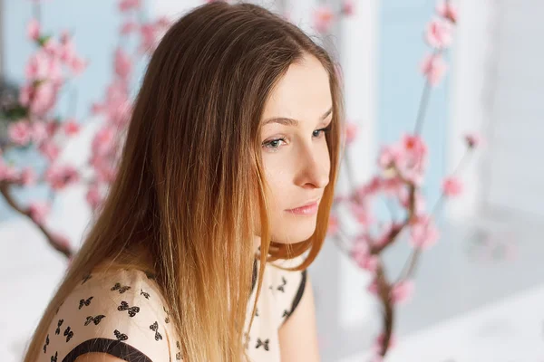 Gyönyörű lány, hosszú haj, virágos kertben — Stock Fotó
