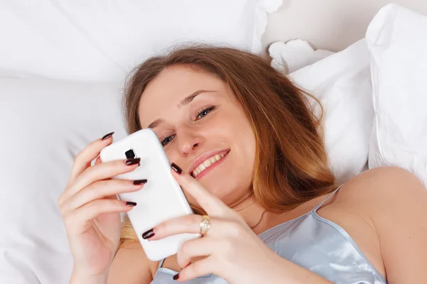 Cep telefonu ile mutlu bir kadın portresi — Stok fotoğraf