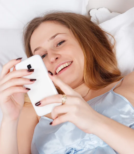 Portrét šťastné ženy s mobilním telefonem — Stock fotografie