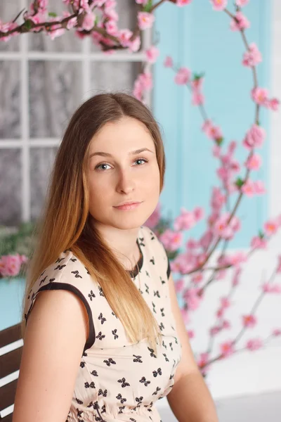 Yaz moda kız açık portre çiçek açan ağaçlar — Stok fotoğraf