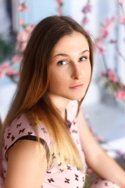 Bahar kiraz bahçesinde güzel sarışın kız — Stok fotoğraf