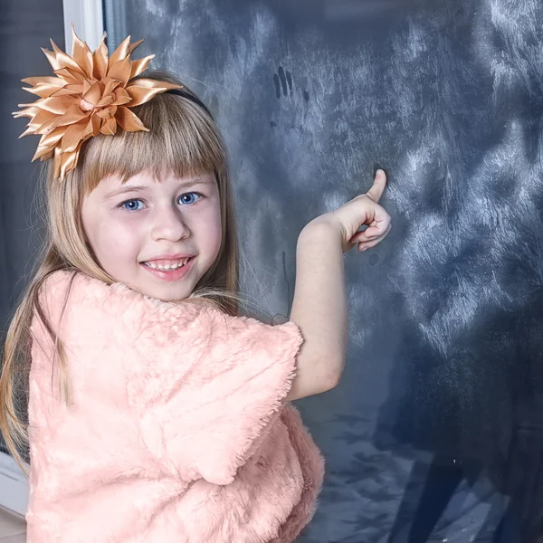 Menina 5 anos de idade em vestido perto da janela de inverno — Fotografia de Stock