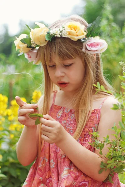 Söta lilla flickan på ängen — Stockfoto