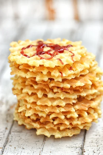 Stapel belgischer Waffeln mit Marmelade auf einem hölzernen Hintergrund — Stockfoto