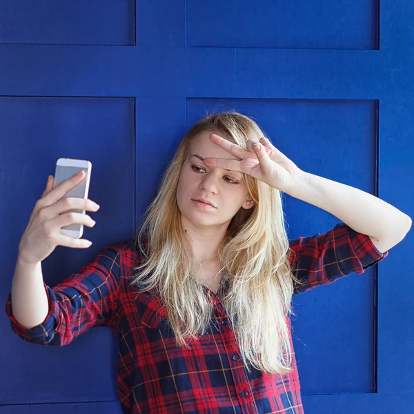 Portrét mladé atraktivní ženy, takže selfie foto na smartphone — Stock fotografie