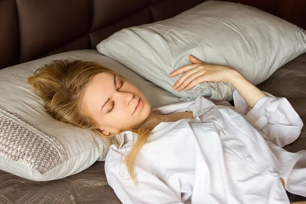 Bella ragazza dorme in camera da letto — Foto Stock