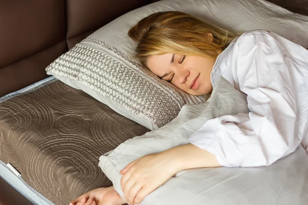 Schönes Mädchen schläft im Schlafzimmer — Stockfoto