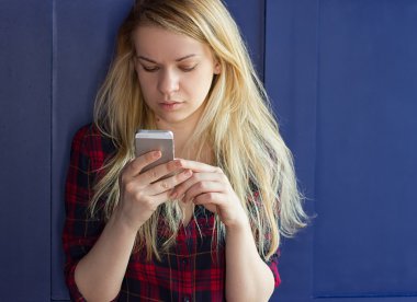 Sevimli kız ona telefon ile oynamak