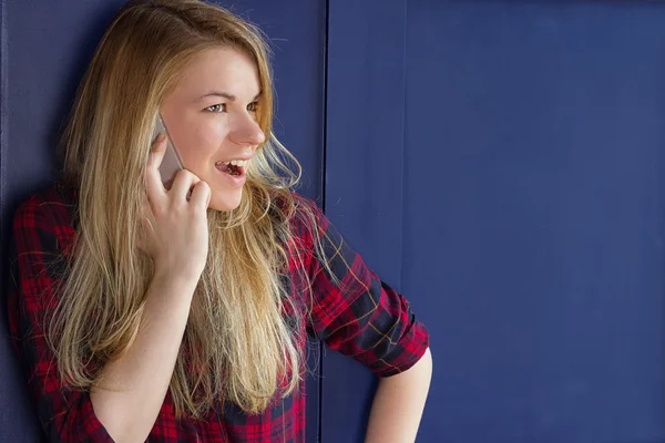 Όμορφη γυναίκα κλήση ατόμων μέσω του κινητού τηλεφώνου, ενώ χαμογελώντας — Φωτογραφία Αρχείου