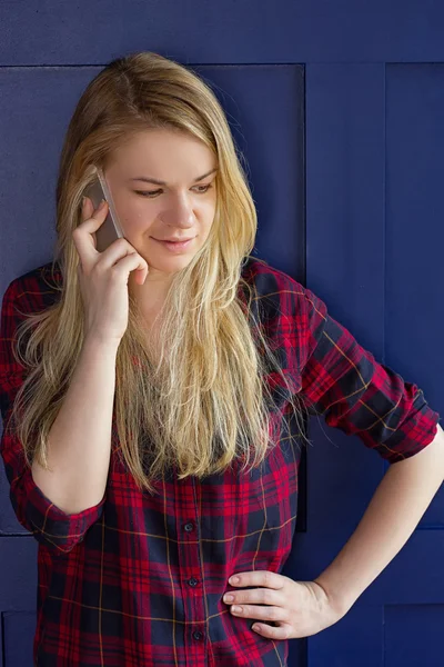 Güzel kadın gülümseyerek süre diyen birileri cep telefonu aracılığıyla — Stok fotoğraf