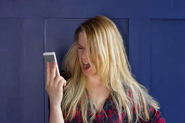Portrét rozzlobený mladá žena křičela na mobilním telefonu — Stock fotografie