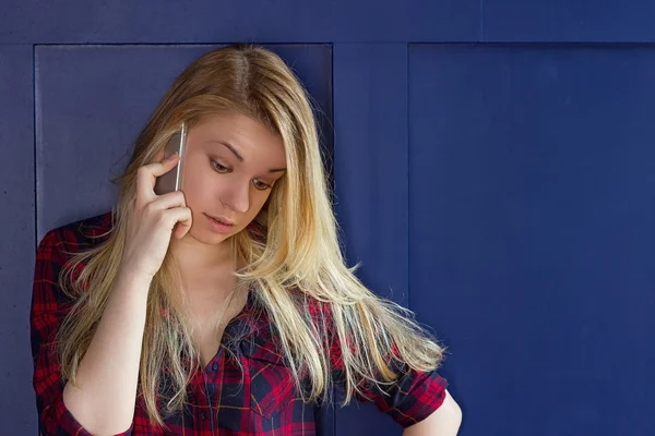 Mooie vrouw belt iemand via mobiele telefoon terwijl het glimlachen — Stockfoto