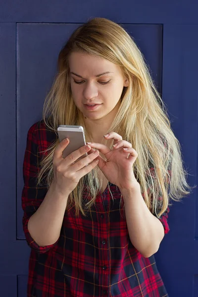 Roztomilá dívka si hraje s její telefon — Stock fotografie