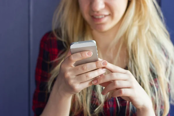 Roztomilá dívka si hraje s její telefon — Stock fotografie