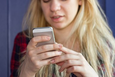 Sevimli kız ona telefon ile oynamak