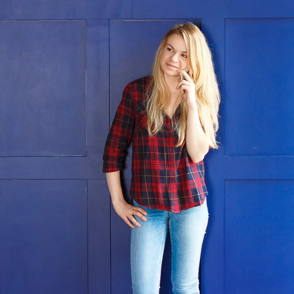 Pretty Woman Calling Someone Through Mobile Phone While Smiling — Stock Photo, Image