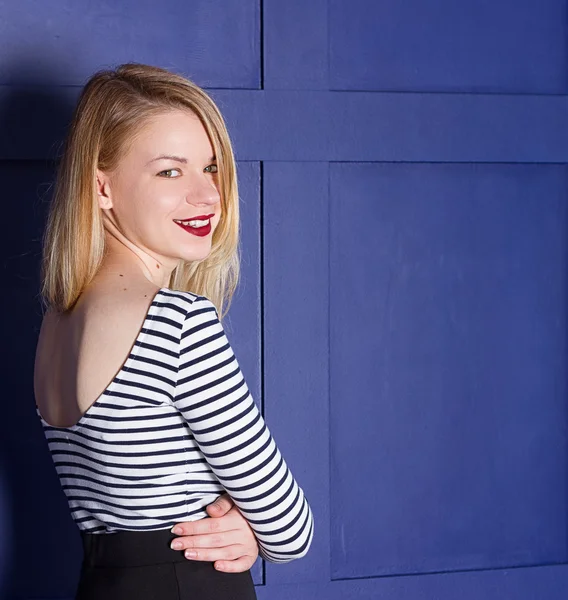 Schöne Blondine in Hemdweste in der Nähe der Mauer — Stockfoto
