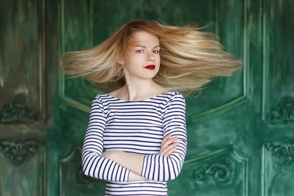 Bionda con labbra rosse in camicia a righe su sfondo verde — Foto Stock