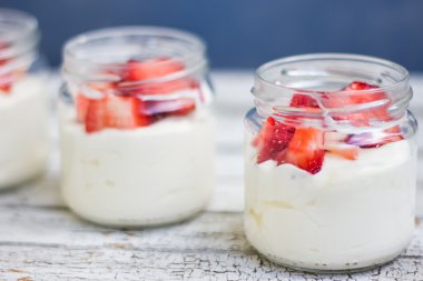 Beyaz ahşap masa üzerinde çilek ile süt ve süt ürünleri