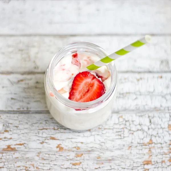 Joghurt smoothie, szamóca pohár jar a fa — Stock Fotó