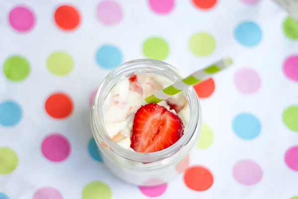 Frasco de yogur y fresa con tela multicolor — Foto de Stock