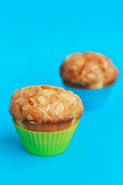 Muffins em latas de silicone em um azul — Fotografia de Stock