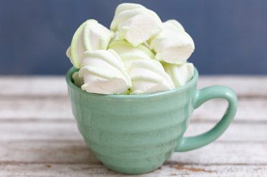 Büyük bir yeşil fincan nane büyük şekerleme