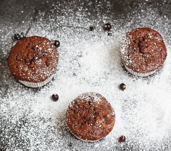 Pastel de chocolate sobre mesa negra — Foto de Stock