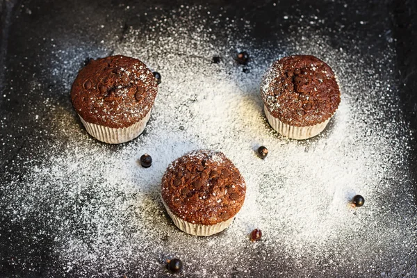 Pastel de chocolate sobre mesa negra — Foto de Stock