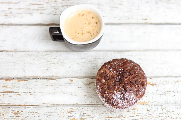Čokoládový muffin a šálek kávy — Stock fotografie